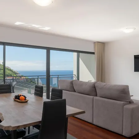 Amparo Ii By An Island * Funchal (Madeira)